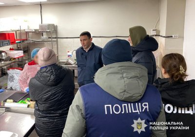 Поліція проводить санкціоновані обшуки у рамках розслідування фактів порушень в організації харчування учнів навчальних закладів Миколаєва » Миколаївський Оглядач