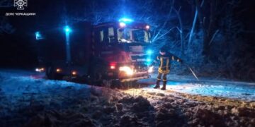 Рятувальники відбуксирували автомобіль, в якому перебували діти — Новости Черкасс