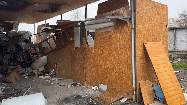 "Не залишилося ні гаража, ні авто" - очевидці розповіли про наслідки удару КАБами по Космічному району Запоріжжя (фото)