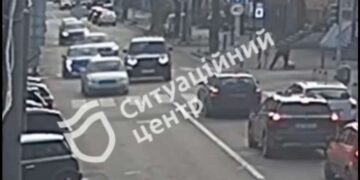 Сильний вітер у Дніпрі 13 грудня повалив дерева та дорожні знаки |  |