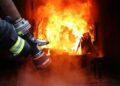 У Черкасах пожежники врятували чоловіка з палаючого підвалу