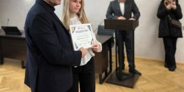 У Черкаській міській раді відзначили 25 стипендіатів — Новини Черкащіни