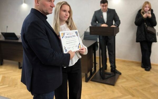 У Черкаській міській раді відзначили 25 стипендіатів — Новини Черкащіни