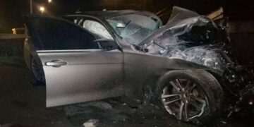 У Києві автівка влетіла у бетонний парапет: загинув 18-річний водій, є травмовані