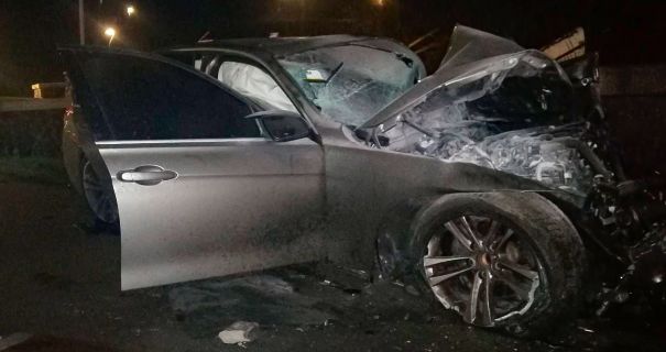 У Києві автівка влетіла у бетонний парапет: загинув 18-річний водій, є травмовані