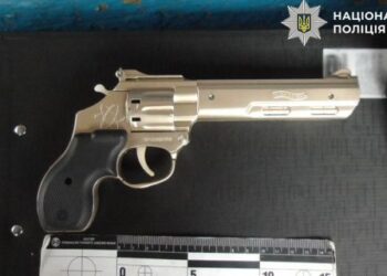 У Києві затримали чоловіка, який відібрав гроші в дівчини, погрожуючи іграшковою зброєю