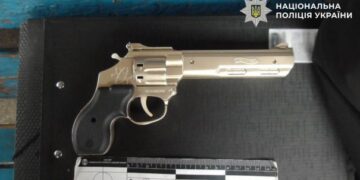 У Києві затримали чоловіка, який відібрав гроші в дівчини, погрожуючи іграшковою зброєю