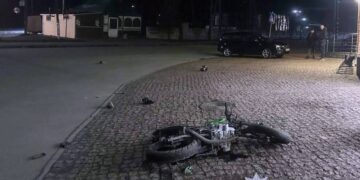 У Полонному підліток на мотоциклі зіткнувся з автомобілем, його ушпиталили —Хмельнитчина