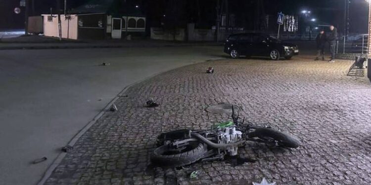 У Полонному підліток на мотоциклі зіткнувся з автомобілем, його ушпиталили —Хмельнитчина