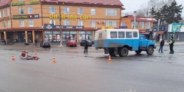 У Полонному жінка на електровелисипеді потрапила під колеса автобуса: вона в реанімації —Хмельнитчина