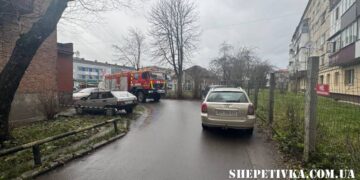 У Шепетівці рятувальники не змогли проїхати до будинку через припарковані авто мешканців —Хмельнитчина