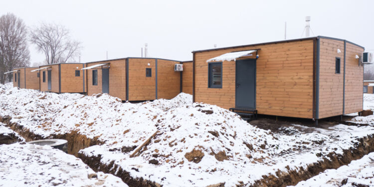 У Запоріжжі будують модульне житло для переселенців, фото, відео – 23 будинки вже встановлено | Новости Запорожья