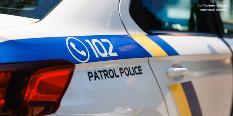 У Запоріжжі чоловік похилого віку втратив свідомість і травмував голову – патрульні надали першу допомогу | Новости Запорожья