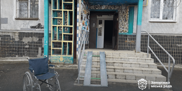 У Запоріжжі громада, влада та волонтери встановили пандус для чоловіка з інвалідністю | Новости Запорожья