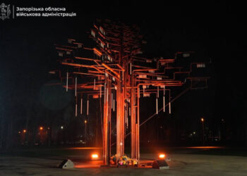 У Запоріжжі вшанували пам’ять 85 полеглих Захисників – до меморіалу Дерево пам’яті прийшли родини з Вільнянська | Новости Запорожья