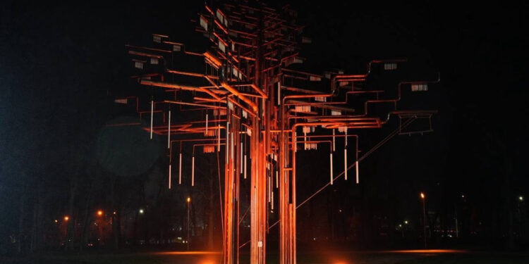 У Запоріжжі вшанували пам’ять 85 полеглих Захисників – до меморіалу Дерево пам’яті прийшли родини з Вільнянська | Новости Запорожья