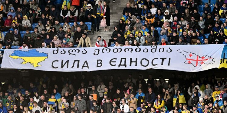 Украина оштрафована УЕФА за поведение фанатов в ходе матча сборной