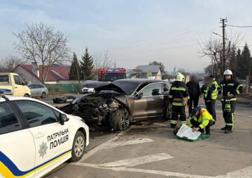 В Івано-Франківську внаслідок зіткнення двох автомобілей загинула людина (ФОТО)
