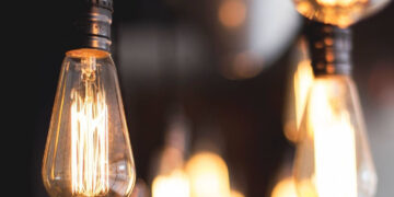 Вимкнення світла по чергах на Прикарпатті: як формують графік та чому він змінюється