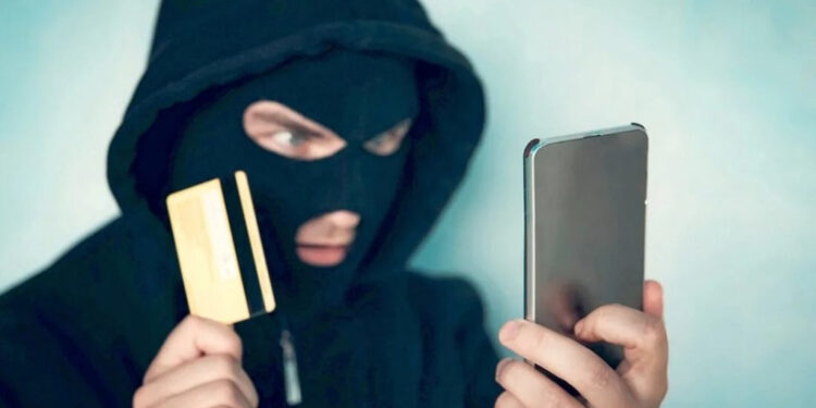 Втратили понад 90 тисяч гривень: на Прикарпатті розслідують два випадки шахрайств