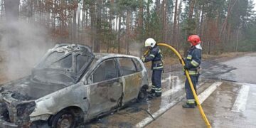 Згорів автомобіль: зайнявся під час руху трасою на Житомирщині | Журнал Житомира