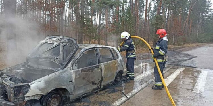 Згорів автомобіль: зайнявся під час руху трасою на Житомирщині | Журнал Житомира