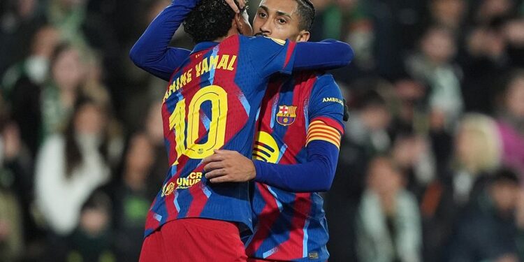 «Барселона» избежала позора, выиграла у «Расинга» и прошла в ¼ финала Кубка Испании