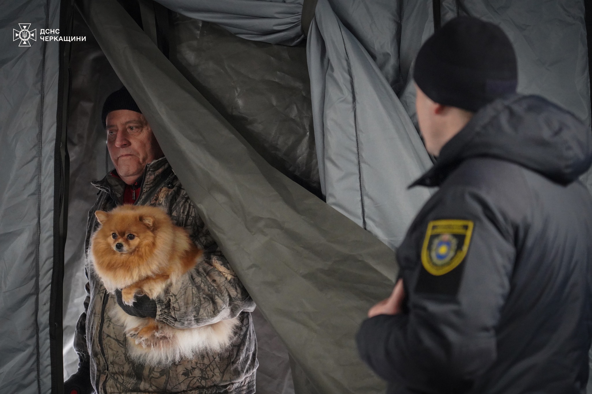 заряджають телефони