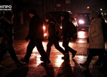 Блекаути в Дніпрі: як виживають пішоходи |  |