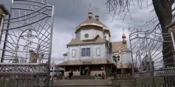 «Дяк проводив акафіст, хор колядував». У Космачі не відправили різдвяну службу 7 січня