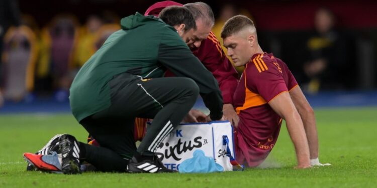 Довбик ценой травмы помог «Роме» обыграть «Лечче» в Серии А