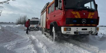 Два рейсових автобуси з пасажирами та три легковики зі снігових заметів витягнули рятувальник ДСНС | Журнал Житомира