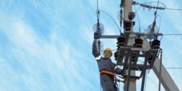 Екстрені відключення по всьому Києву: що кажуть про повернення планових графіків