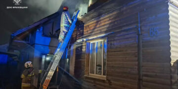 Евакуювали трьох людей: в Івано-Франківську горів житловий будинок (ФОТО)