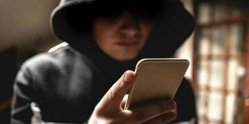 Фішинг, інвестиційні афери та маніпуляції темою війни: шахрайство на Прикарпатті набирає обертів