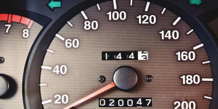 Як перевірити пробіг авто перед покупкою: ознаки скрученого одометра |  |