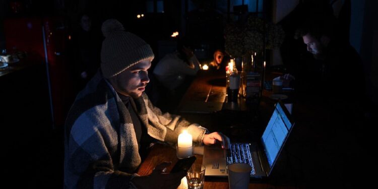 Якими будуть відключення світла для Полтавщини 3 січня