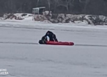 Катався на скайсерфінгу: у Києві рятувальники витягли з-під криги чоловіка