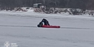 Катався на скайсерфінгу: у Києві рятувальники витягли з-під криги чоловіка