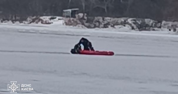 Катався на скайсерфінгу: у Києві рятувальники витягли з-під криги чоловіка