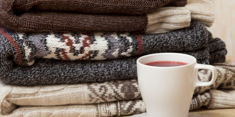 Куди віддати вживаний одяг у Запоріжжі – Червоний хрест збирає теплі речі для ВПО | Новости Запорожья