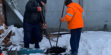 «Люди змивають ганчір’я, серветки й жир»: в Івано-Франківську майже щодня чистять каналізацію (ФОТО)