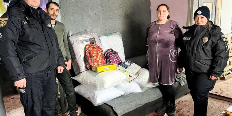 На Радивилівщині поліцейські підтримали багатодітну родину, яка постраждала від пожежі