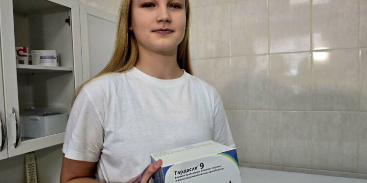 На Рівненщині вже активно вакцинують дівчат 12–14 років проти ВПЛ