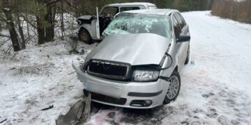 На Шепетівщині «лоб в лоб» зіткнулись два автомобілі: водіїв ушпиталили —Хмельнитчина