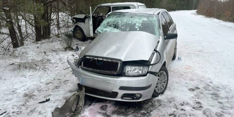 На Шепетівщині «лоб в лоб» зіткнулись два автомобілі: водіїв ушпиталили —Хмельнитчина