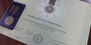 На Уманщині родині загиблого воїна вручили відзнаку