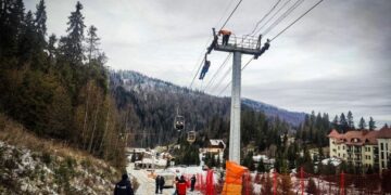 Надзвичайна ситуація в Карпатах: близько 80 людей застрягли на підйомнику