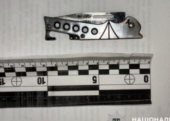 Напад серед білого дня: у Києві чоловік із ножем тяжко поранив підприємця