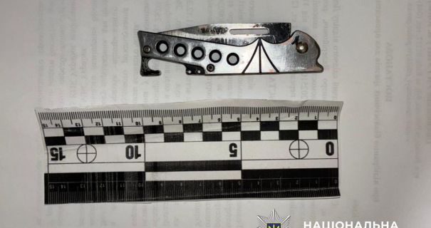 Напад серед білого дня: у Києві чоловік із ножем тяжко поранив підприємця